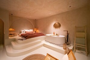 Suite Premium | Ropa de cama de alta calidad, minibar, decoración individual