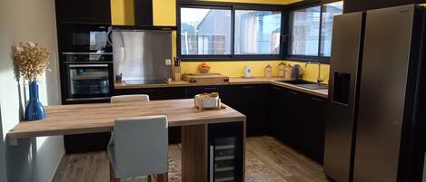 Réfrigérateur, micro-ondes, four, plaque de cuisson