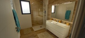 Regadera, secadora de cabello, papel de baño 