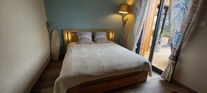 3 habitaciones, tabla de planchar con plancha y cuna de viaje 