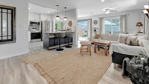 Un appartement moderne comprenant une cuisine, un coin repas et un salon.