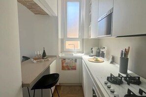Frigorífico, microondas, horno y placa de cocina