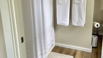 Secador de pelo, toallas, jabón y champú