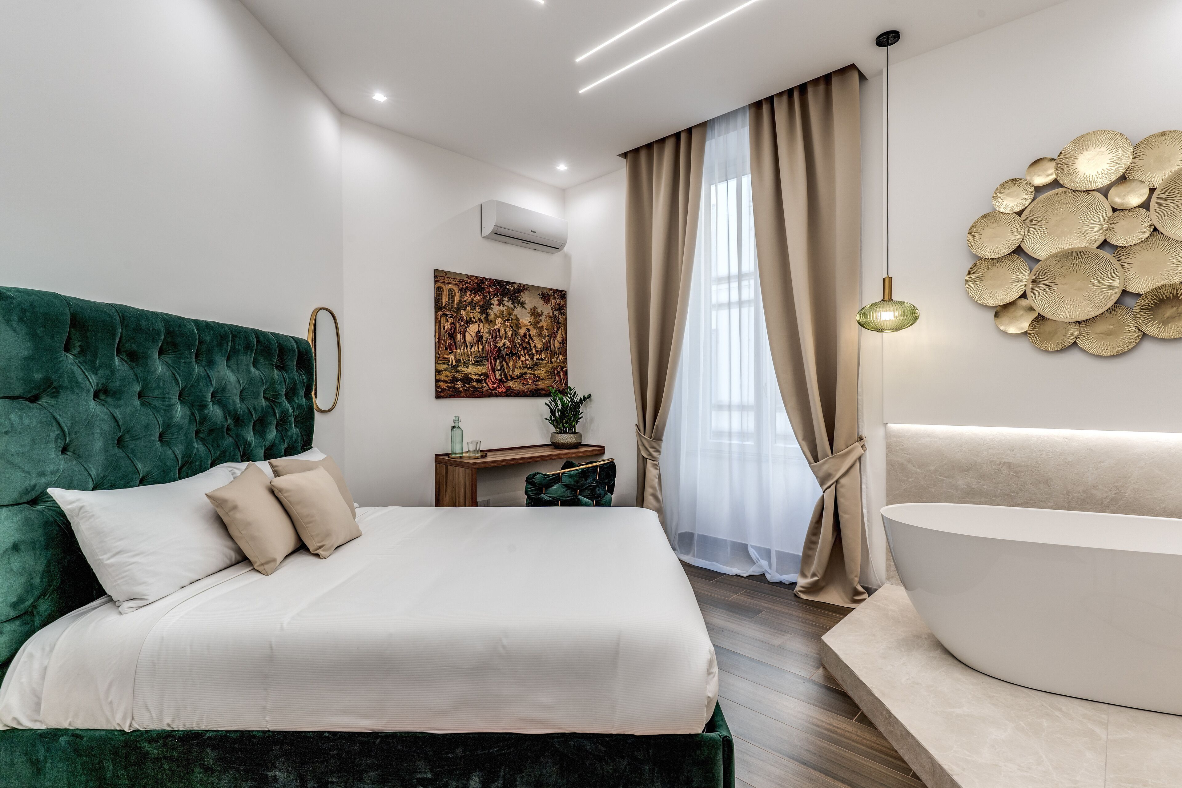 Une chambre à coucher moderne avec un grand lit, une table de chevet, un bureau et une baignoire.