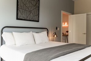 2 chambres, bureau, fer et planche à repasser, lit parapluie