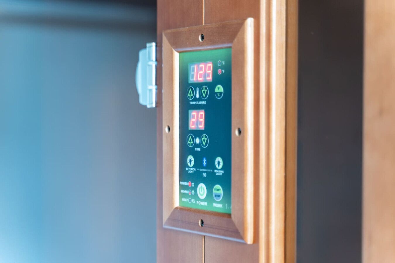 Un thermostat doté de réglages de température et d’heure.