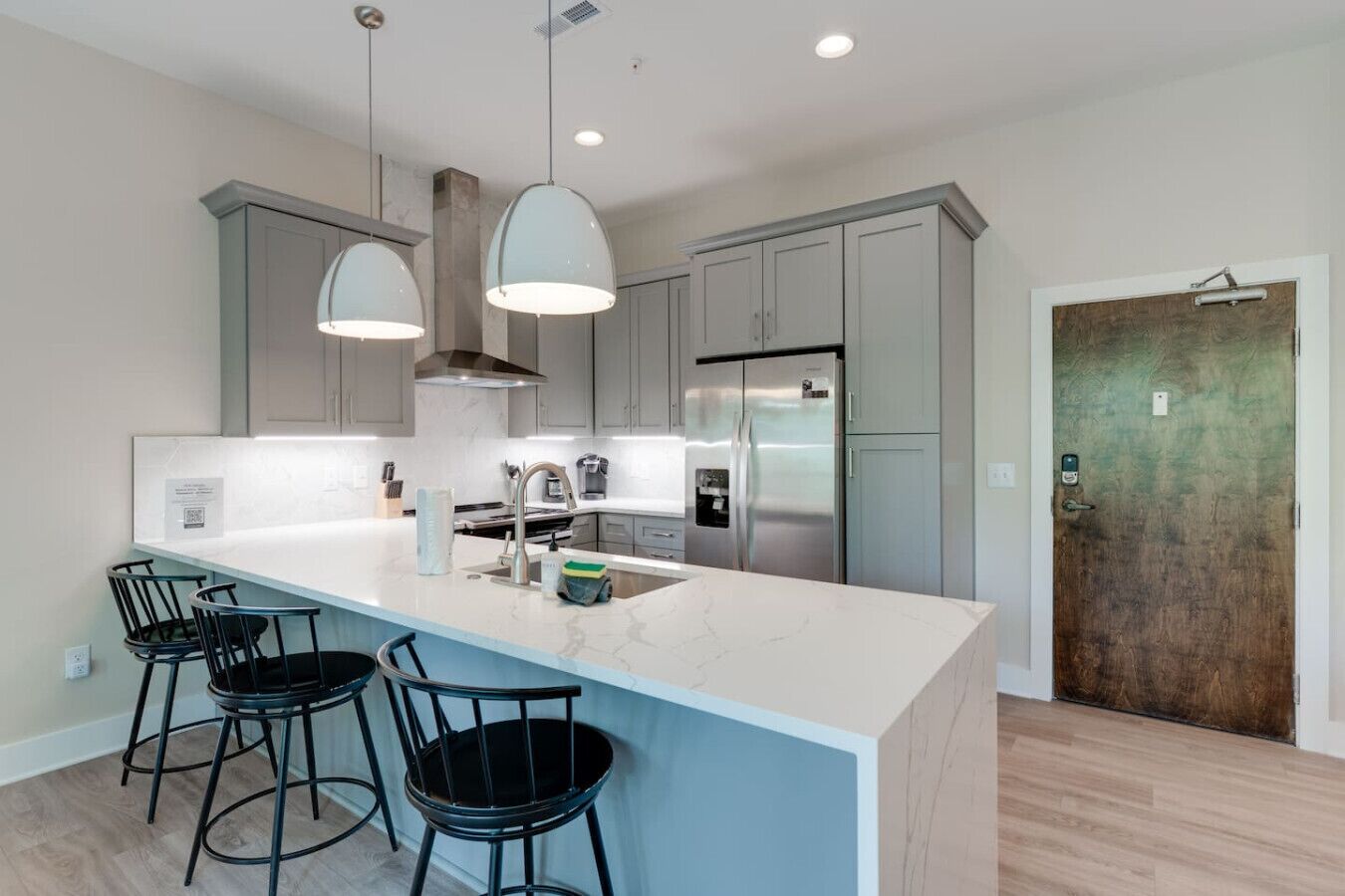 Réfrigérateur, four à micro-ondes, un four, surface de cuisson