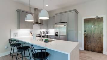 Réfrigérateur, four à micro-ondes, un four, surface de cuisson