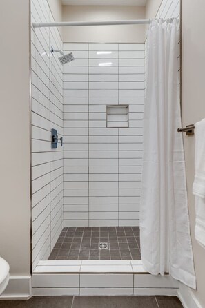 Sèche-cheveux, serviettes fournies