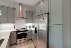 Køleskab, mikrobølgeovn, ovn, kogeplade