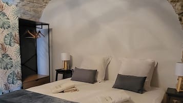Deluxe Studio, 1 King Bed, Non Smoking, Kitchen | Premium bedding, individually furnished, soundproofing