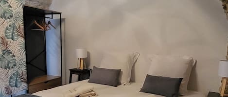 Deluxe Studio, 1 King Bed, Non Smoking, Kitchen | Premium bedding, individually furnished, soundproofing