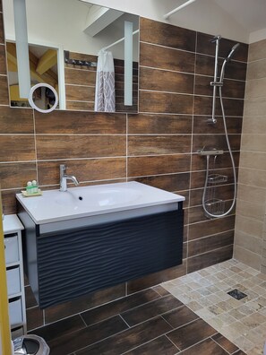 Habitación individual Deluxe | Baño | Regadera, regadera con hidromasaje, secadora de cabello, toallas