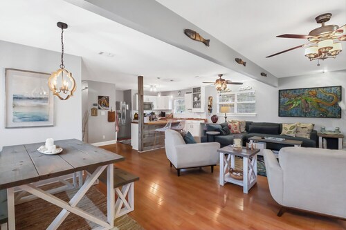 Rustic Cajun Paradise Camp House with Waterfront 125ft dock!