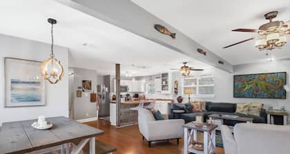 Rustic Cajun Paradise Camp House with Waterfront 125ft dock!