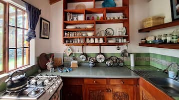 KylskÄp, ugn, spishÀll och kaffe- och tebryggare