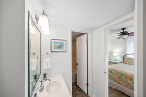 3 chambres, fer et planche à repasser, Wi-Fi, draps fournis