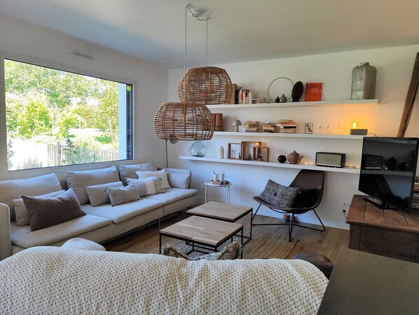 Smart-TV, bøker og stereoanlegg