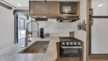 Kühlschrank, Mikrowelle, Ofen, Herdplatte