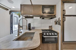 Réfrigérateur, micro-ondes, four, plaque de cuisson