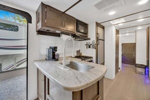 Fridge, microwave, stovetop, coffee/tea maker - RV Rental D21- Keystone Passport 32ft (Madras)