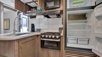 Kühlschrank, Mikrowelle, Ofen, Herdplatte