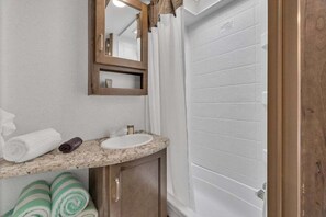 Een douche, een haardroger, handdoeken