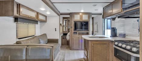 Frigorífic, microones, forn i placa de cuina