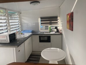 Fridge, microwave, oven, stovetop - T2 Calme à Remire-montjoly (Remire-Montjoly)