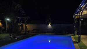 Una piscina iluminada con luz azul.