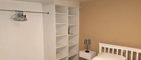 1 quarto, Wi-Fi de cortesia, roupa de cama