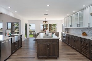 Mikrovågsugn, ugn, spishäll och diskmaskin