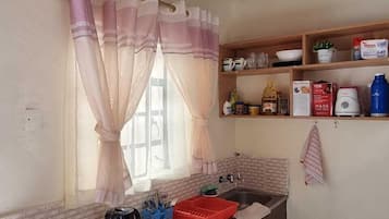 Maison Familiale | Cuisine privée | Réfrigérateur, micro-ondes, batterie de cuisine, vaisselle et ustensiles