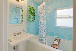 Douche, sèche-cheveux, serviettes fournies, savon