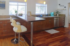 Fridge, microwave, oven, stovetop - EV Charger Ready! Fabulous Indiana 4B3B Home (Los Angeles)