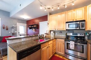 ثلاجة، ميكروويف، فرن، موقد طهي مسطح