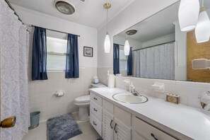 Shower, hair dryer, towels, soap - Families • King Beds • Pups - Downtown 5 Minutes (Anderson)