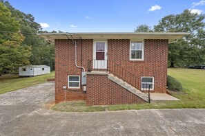Exterior - Families • King Beds • Pups - Downtown 5 Minutes (Anderson)
