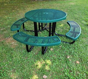 Outdoor dining - Families • King Beds • Pups - Downtown 5 Minutes (Anderson)