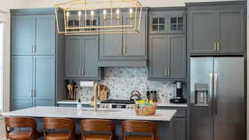 Réfrigérateur, four à micro-ondes, un four, surface de cuisson