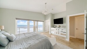 4 bedrooms, desk, free WiFi, bed sheets