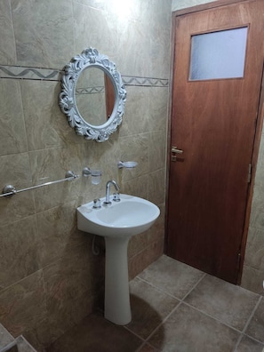 Chuveiro, secador de cabelo, bidê, toalhas de banho