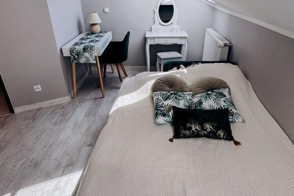 6 bedrooms, travel crib, bed sheets