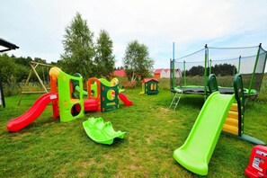 A playground with slides and a trampoline. - Holiday homes with air conditioning, pool, jacuzzi (Jaroslawiec)