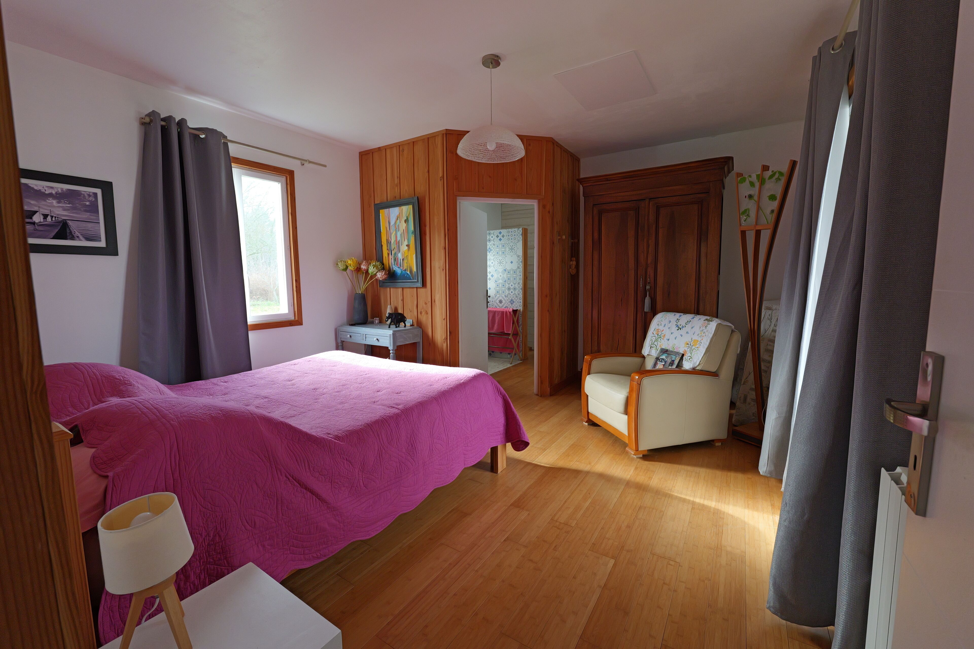 6 slaapkamers, een bureau, een strijkplank/strijkijzer, reisbedje
