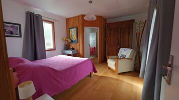 6 slaapkamers, een bureau, een strijkplank/strijkijzer, reisbedje