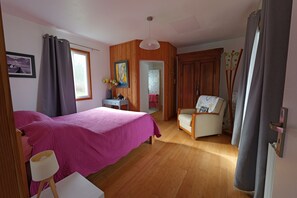 6 soverom, skrivebord, strykejern/-brett og reiseseng for barn