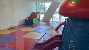 Área de juegos infantiles techada