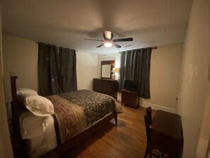 3 bedrooms, WiFi, bed sheets - Historic home in Petersburg  (Petersburg)