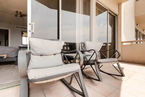 3 Bedroom/3 bath/2 car garage High Rise in Midtown on 9th floor